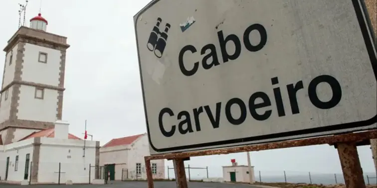 Fotografia da placa indicativa de Cabo Carvoeiro